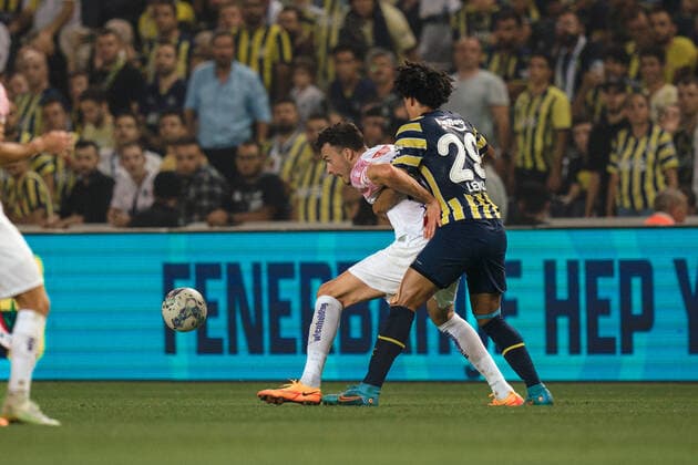 SOCCER - UEFA EL, Fenerbahce vs A.Wien ISTANBUL,TURKEY,25.AUG.22 - SOCCER - UEFA Europa League, play off, Fenerbahce Istanbul vs FK Austria Wien. Image shows Haris Tabakovic (A.Wien) and Mauricio Lemos (Fenerbahce)  GEPAxpictures xJohannesxFriedl