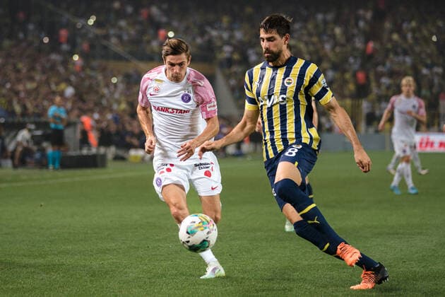SOCCER - UEFA EL, Fenerbahce vs A.Wien ISTANBUL,TURKEY,25.AUG.22 - SOCCER - UEFA Europa League, play off, Fenerbahce Istanbul vs FK Austria Wien. Image shows Andreas Gruber (A.Wien) and Luan Peres (Fenerbahce).  GEPAxpictures xJohannesxFriedl