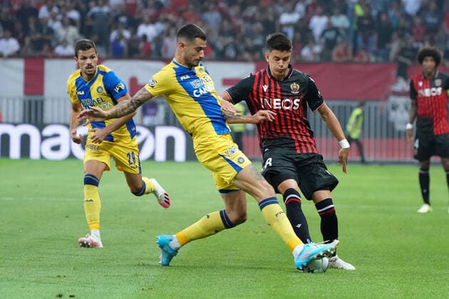 Rares Ilie (OGC Nice) - Nir Bitton (Maccabi Tel Aviv) FOOTBALL : OGC Nice vs Maccabi Tel Aviv - Barrage retour de confÃ rence Ligue - Nice - 25 08 2022 NorbertScanella Panoramic 