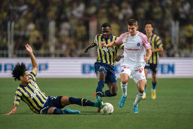 SOCCER - UEFA EL, Fenerbahce vs A.Wien ISTANBUL,TURKEY,25.AUG.22 - SOCCER - UEFA Europa League, play off, Fenerbahce Istanbul vs FK Austria Wien. Image shows Mauricio Lemos, Bright Osayi-Samuel (Fenerbahce) and Dario Kreiker (A.Wien).  GEPAxpictures xJohannesxFriedl