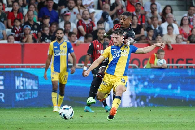 Mario Lemina (OGC Nice) - Gavriel Kanichowsky (Maccabi Tel Aviv) FOOTBALL : OGC Nice vs Maccabi Tel Aviv - Barrage retour de confÃ rence Ligue - Nice - 25 08 2022 NorbertScanella Panoramic 