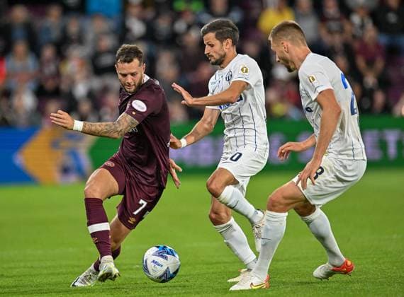 Heart of Midlothian v FC Zurich Europa League 25 08 2022. Play Off Second Leg Hearts Jorge Grant holds off FC Zurich Antonio Marchesano and FC Zurich Karol Mets during the Europa League match between Heart of Midlothian and FC Zurich at Tynecastle Park, Edinburgh, Scotland on 25 August 2022. Editorial use only , Copyright: xMalcolmxMackenziex PSI-15818-0005