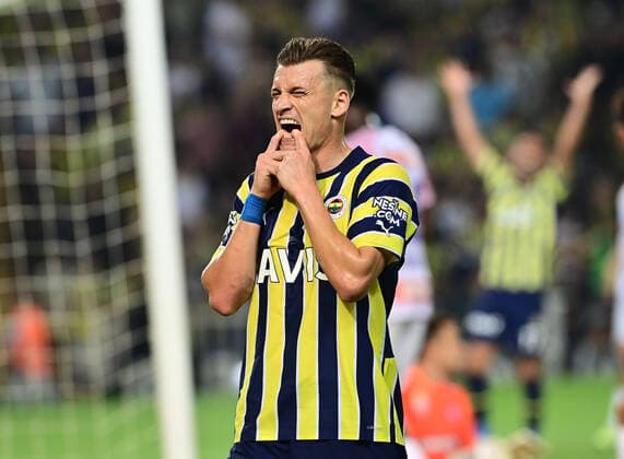 Ezgjan Alioski of Fenerbahce during the UEFA Europa League Play-Off second leg match between Fenerbahce and Austria Wien at Ulker Stadium in Istanbul, Turkey on August 25, 2022. ( Photo by Seskimphoto ) Fenerbahce v Austria Wien - UEFA Europa League - Play-off second leg match 