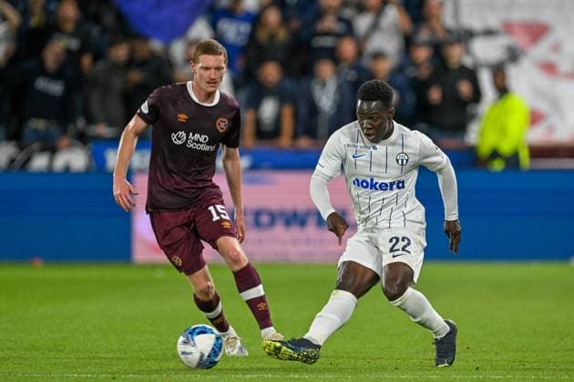 Heart of Midlothian v FC Zurich Europa League 25 08 2022. Play Off Second Leg FC Zurich Degnand Wilfried Gnonto gets to the ball ahead of Hearts Kye Rowles during the Europa League match between Heart of Midlothian and FC Zurich at Tynecastle Park, Edinburgh, Scotland on 25 August 2022. Editorial use only , Copyright: xMalcolmxMackenziex PSI-15818-0022