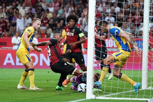 Mario Lemina (OGC Nice) - Dante (OGC Nice) - Daniel Peretz (Maccabi Tel Aviv) FOOTBALL : OGC Nice vs Maccabi Tel Aviv - Barrage retour de confÃ rence Ligue - Nice - 25 08 2022 NorbertScanella Panoramic 