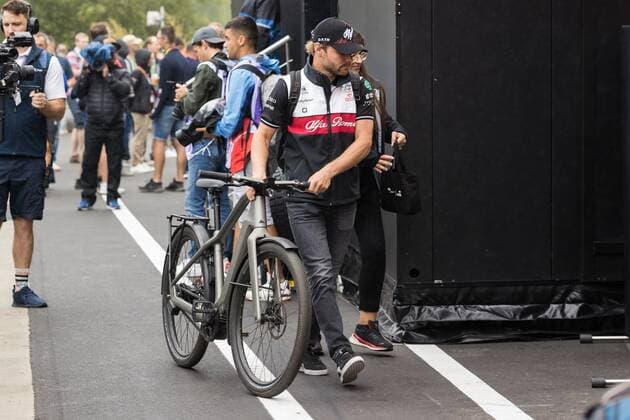 Valtteri Bottas Alfa Romea F1 Team arrives by bicycle, Belgian Grand Prix 2022, Motorsport, Formula 1, 26 08 2022 Belgian Grand Prix 2022, Motorsport, Formula 1, 26 08 2022 Spa Franchorchamps Copyright: xEibner-Pressefoto AlexanderxNeisx EP_ANS
