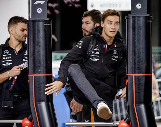 SPA George Russell Mercedes sounds over a fence leading up to the 1st practice session ahead of the F1 Grand Prix of Belgium at the Circuit of Spa Francorchamps on August 26, 2022 in SPA, Belgium ANP SEM VAN DER WAL F1 Grand Prix of Belgium, Practice 1 2022 xVIxANPxSportx xxANPxIVx 453535994 originalFilename: 453535994.jpg