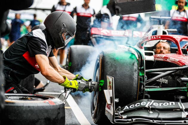 Alfa Romeo F1 Team ORLEN, ambiance pitstop practice, front wing, aileron, during the Formula 1 Rolex Belgian Grand Prix 2022, 14th round of the 2022 FIA Formula One World Championship, WM, Weltmeisterschaft from August 26 to 28, 2022 on the Circuit de Spa-Francorchamps, in Francorchamps, Belgium - F1 - BELGIAN GRAND PRIX 2022 DPPI Panoramic  00122033__V2_9610