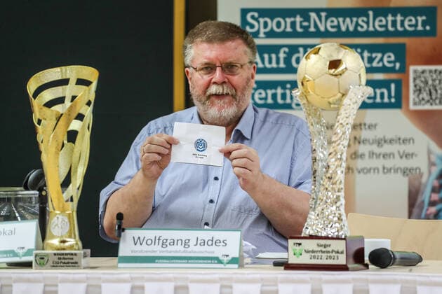 Sport Themen der Woche KW34 Sport Bilder des Tages Fussball, FVN Niederrheinpokal Saison 2022 2023 Auslosung Niederrheinpokal Ü32, der Frauen und Herren 26.08.2022, Sportschule Duisburg Wedau Wolfgang Jades mit dem Los vom MSV Duisburg Duisburg Sportschule Wedau Nordrhein-Westfahlen Deutschland *** Sports, football, FVN Niederrheinpokal season 2022 2023 draw Niederrheinpokal Ü32, of women and men 26 08 2022, Sportschule Duisburg Wedau Wolfgang Jades with the draw from MSV Duisburg Duisburg Sportschule Wedau Nordrhein Westfahlen Germany