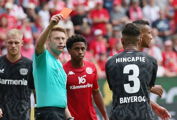 Sport Themen der Woche KW34 Sport Bilder des Tages gelb-rot für Piero Hincapie (3, Bayer Leverkusen) druch Schiedsrichter Christian Dingert, 27.08.2022, Fußball, 1. Bundesliga, 1. FSV Mainz 05 - Bayer 04 Leverkusen, 4. Spieltag, Saison 2022 23, MEWA Arena, Mainz, Deutschland, zmdz, ** DFB & DFL regulations prohibit any use of photographs as image sequences and or quasi-video. ** 1. FSV Mainz 05 - Bayer 04 Leverkusen *** yellow red for Piero Hincapie 3, Bayer Leverkusen by referee Christian Dingert, 27 08 2022, Football, 1 Bundesliga, 1 FSV Mainz 05 Bayer 04 Leverkusen, Matchday 4, Season 2022 23, MEWA Arena, Mainz, Germany, zmdz, DFB DFL regulations prohibit any use of photographs as image sequences and or quasi video 1 FSV Mainz 05 Bayer 04 Leverkusen