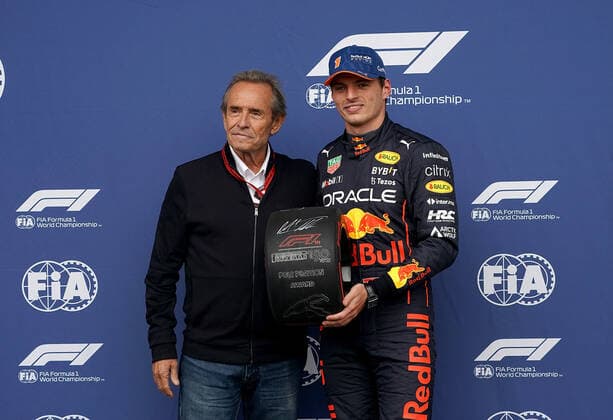 FORMULA 1 ROLEX BELGIAN GRAND PRIX 2022 27 08 2022, Circuit de Spa Francorchamps, Spa Franchorchamps, FORMULA 1 ROLEX BELGIAN GRAND PRIX 2022 , in picture Former racing driver Jackie Ickx congratulates Max Verstappen NEL , Oracle Red Bull Racing on pole position nordphotoxGmbHx xBratic nph00250