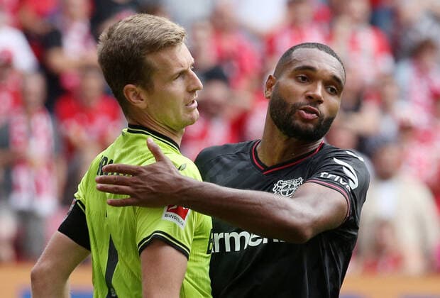 Lukas Hradecky 1, Goalkeeper, Leverkusen , Jonathan Tah 4, Bayer Leverkusen , 27 08 2022, Football, 1 Bundesliga, 1 FSV Mainz 05 Bayer 04 Leverkusen, Matchday 4, Season 2022 23, MEWA Arena, Mainz, Germany, zmdz, DFB DFL regulations prohibit any use of photographs as image sequences and or quasi video 1 FSV Mainz 05 Bayer 04 Leverkusen