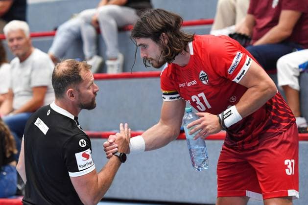 HANDBALL - EHF EL, Hard vs Pelister II HARD,AUSTRIA,27.AUG.22 - HANDBALL - EHF European League, qualification, HC Hard vs HC Eurofarm Pelister II. Image shows head coach Hannes Jon Jonsson and Ivan Horvat (Hard).  GEPAxpictures xOliverxLerch