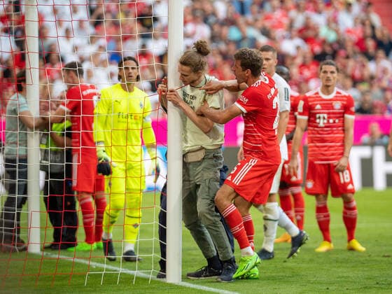 Bilder des Jahres 2022, Sport 08 August Sport Themen der Woche KW34 Sport Bilder des Tages Thomas Mueller (FC Bayern Muenchen, 25) will Flitzer daran hindern sich festzuketten, GER, FC Bayern Muenchen (FCB) vs. Borussia Moenchen Gladbach (BMG), Fussball, Bundesliga, 04. Spieltag, Spielzeit 2022 2023, 27.08.2022, DFB DFL regulations prohibit any use of photographs as image sequences and or quasi-video., GER, FC Bayern Muenchen (FCB) vs. Borussia Moenchen Gladbach (BMG), Fussball, Bundesliga, 04. Spieltag, Spielzeit 2022 2023, 27.08.2022 Muenchen *** Thomas Mueller FC Bayern Muenchen, 25 wants to stop streaker from getting chained, GER, FC Bayern Muenchen FCB vs Borussia Moenchen Gladbach BMG , Football, Bundesliga, 04 Spieltag, Spielzeit 2022 2023, 27 08 2022, DFB DFL regulations prohibit any use of photographs as image sequences and or quasi video , GER, FC Bayern Muenchen FCB vs Borussia Moenchen Gladbach BMG , Football, Bundesliga, 04 Spieltag, Spielzeit 2022 2023, 27 08 2022 Muenchen Copyright: xEibner-Pressefoto SaschaxWaltherx EP_EER
