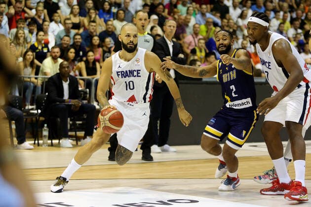(220828) -- SARAJEVO, Aug. 28, 2022 -- Evan Fournier of France (1st L) dribbles past John Roberson (2nd R) of Bosnia and Herzegovina during their FIBA Basketball World Cup 2023 European qualifiers match in Sarajevo, Bosnia and Herzegovina, on Aug. 27, 2022. (Photo by Nedim Grabovica Xinhua) (SP)BOSNIA AND HERZEGOVINA-SARAJEVO-BASKETBALL-FIBA WORLD CUP-QUALIFIERS-BIH VS FRA zhangxiuzhi 
