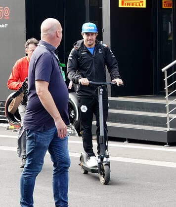 FORMULA 1 ROLEX BELGIAN GRAND PRIX 2022 28 08 2022, Circuit de Spa Francorchamps, Spa Franchorchamps, FORMULA 1 ROLEX BELGIAN GRAND PRIX 2022 , in picture Fernando Alonso ESP , Alpine F1 Team arrives in the paddock with an electric scooter nordphotoxGmbHx xBratic nph00250