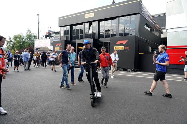 FORMULA 1 ROLEX BELGIAN GRAND PRIX 2022 28 08 2022, Circuit de Spa Francorchamps, Spa Franchorchamps, FORMULA 1 ROLEX BELGIAN GRAND PRIX 2022 , in picture Fernando Alonso ESP , Alpine F1 Team arrives in the paddock with an electric scooter nordphotoxGmbHx xBratic nph00250