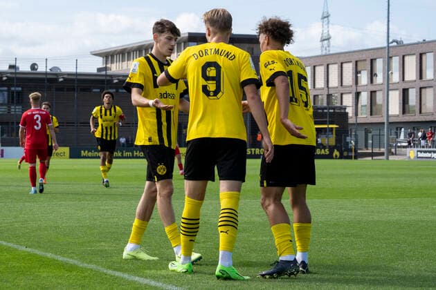 Sunday, 28 08 2022 Season 2022 2023 3 Matchday A Junioren Bundesliga U19 Bundesliga at BVB Fussballpark Hohenbuschei, Dortmund, Germany BV Borussia Dortmund U19 Rot Weiss Essen U19 Goal celebration of BVB U19 after scoring 1 0