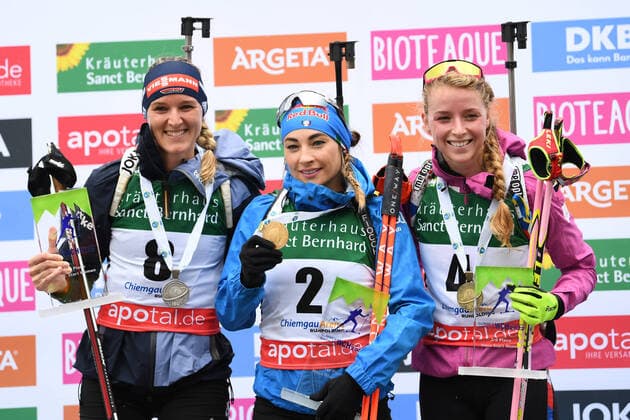 Bilder des Jahres 2022, Sport 08 August Sport Themen der Woche KW34 Sport Bilder des Tages Biathlon - Siegerehrung mit HERRMANN Denise (GER), WIERER Dorothea (ITA) und DAVIDOVA Marketa (CZE) des GALA Massenstart der Damen der IBU Sommer Biathlon Weltmeisterschaft in Ruhpolding am 28.08.2022, Deutschland, Oberbayern Ruhpolding Chiemgau Arena Oberbayern Deutschland *** Biathlon award ceremony with HERRMANN Denise GER , WIERER Dorothea ITA and DAVIDOVA Marketa CZE of the GALA mass start of the women of the IBU Summer Biathlon World Championships in Ruhpolding on 28 08 2022, Germany, Upper Bavaria Ruhpolding Chiemgau Arena Upper Bavaria Germany