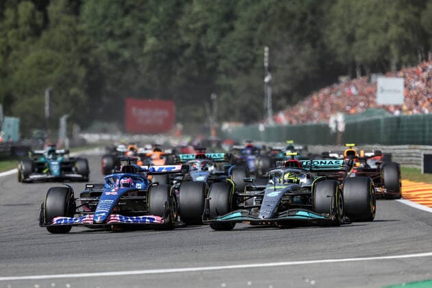 Start race 14 ALONSO Fernando (spa), Alpine F1 Team A522, action 44 HAMILTON Lewis (gbr), Mercedes AMG F1 Team W13, action during the Formula 1 Rolex Belgian Grand Prix 2022, 14th round of the 2022 FIA Formula One World Championship, WM, Weltmeisterschaft from August 26 to 28, 2022 on the Circuit de Spa-Francorchamps, in Francorchamps, Belgium - F1 - BELGIAN GRAND PRIX 2022 - RACE DPPI Panoramic  G00D7512
