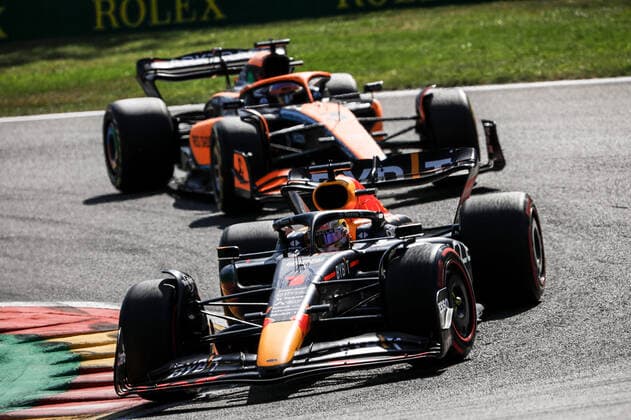 01 VERSTAPPEN Max (nld), Red Bull Racing RB18, action 03 RICCIARDO Daniel (aus), McLaren F1 Team MCL36, action during the Formula 1 Rolex Belgian Grand Prix 2022, 14th round of the 2022 FIA Formula One World Championship, WM, Weltmeisterschaft from August 26 to 28, 2022 on the Circuit de Spa-Francorchamps, in Francorchamps, Belgium - F1 - BELGIAN GRAND PRIX 2022 - RACE DPPI Panoramic  _V2_2729