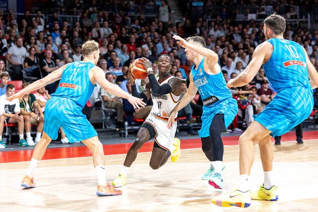 Sport Themen der Woche KW34 Sport Bilder des Tages NJaka Blazic (Slowenien, 11), Dennis Schroeder (Deutschland, 17), Goran Dragic (Slowenien, 03), Mike Tobey (Slowenien, 10), Deutschland vs. Slowenien, Basketball, WM Qualifikation 2023, Gruppe J, 28.08.2022 Deutschland vs. Slowenien, Basketball, WM Qualifikation 2023, Gruppe J, 28.08.2022 Muenchen *** NJaka Blazic Slovenia, 11 , Dennis Schroeder Germany, 17 , Goran Dragic Slovenia, 03 , Mike Tobey Slovenia, 10 , Germany vs Slovenia, Basketball, World Cup Qualification 2023, Group J, 28 08 2022 Germany vs Slovenia, Basketball, World Cup Qualification 2023, Group J, 28 08 2022 Muenchen Copyright: xEIBNER GuenerxSantemizx DBB_GSZ