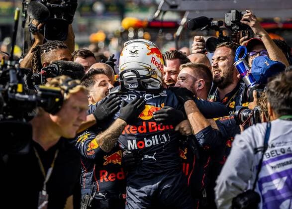 SPA Max Verstappen Oracle Red Bull Racing cheers with his teammates after winning the F1 Grand Prix of Belgium at the Spa Francorchamps circuit on August 29, 2022 in Spa, Belgium REMKO DE WAAL F1 Grand Prix of Belgium 2022 xVIxANPxSportx xxANPxIVx 453632500 originalFilename: 453632500.jpg