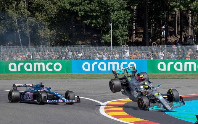 FORMULA 1 ROLEX BELGIAN GRAND PRIX 2022 28 08 2022, Circuit de Spa Francorchamps, Spa Franchorchamps, FORMULA 1 ROLEX BELGIAN GRAND PRIX 2022 , in picture accident between Fernando Alonso ESP , Alpine F1 Team and Lewis Hamilton GBR , Mercedes AMG Petronas Formula One Team nordphotoxGmbHx xBratic nph00250