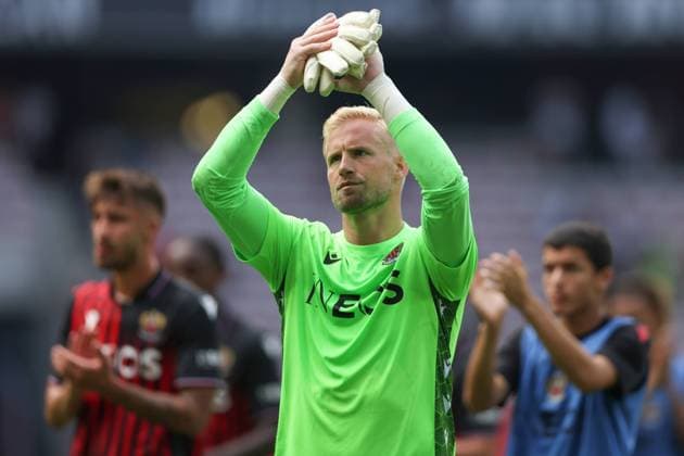 Nice, France, 28th August 2022. Kasper Schmeichel of OGC Nice applauds the fans following the final whistle of the Uber Eats Ligue 1 match at Allianz Riviera Stadium, Nice. Picture credit should read: Jonathan Moscrop Sportimage EDITORIAL USE ONLY. No use with unauthorised audio, video, data, fixture lists, club league logos or live services. Online in-match use limited to 120 images, no video emulation. No use in betting, games or single club league player publications. SPI-1813-0024