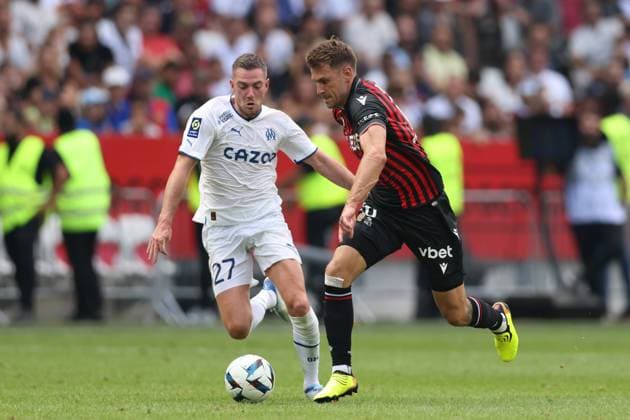 Nice, France, 28th August 2022. Aaron Ramsey of OGC Nice is pursued by Jordan Veretout of Olympique De Marseille during the Uber Eats Ligue 1 match at Allianz Riviera Stadium, Nice. Picture credit should read: Jonathan Moscrop Sportimage EDITORIAL USE ONLY. No use with unauthorised audio, video, data, fixture lists, club league logos or live services. Online in-match use limited to 120 images, no video emulation. No use in betting, games or single club league player publications. SPI-1813-0029