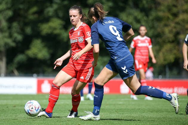 Cologne, Germany, 28 08 2022 Stefanie Reischmann FC Bayern Munich 2 ladies and Daria Collas 1 FC Cologne U20 ladies in action, on the ball, individual action , during the match of the 2 women Bundesliga between 1 FC Cologne U20 ladies and FC Bayern Munich 2 ladies at RheinEnergieSportpark on pitch 7 on 28 August 2022 in Cologne Cologne RheinEnergieSportpark Nordrhein Westfalen Germany Copyright: xOliverxKaelkex