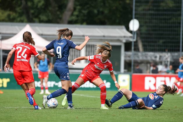 Cologne, Germany, 28 08 2022 Stefanie Reischmann FC Bayern Munich 2 Ladies , Daria Collas 1 FC Cologne U20 Ladies , Laura Gloning Bayern Munich 2 Ladies and Leonie Krump 1 FC Cologne U20 Ladies in a duel , during the match of the 2 Women Bundesliga between 1 FC Cologne U20 Ladies and FC Bayern Munich 2 Ladies at RheinEnergieSportpark on pitch 7 on 28 August 2022 in Cologne RheinEnergieSportpark Nordrhein Westfalen Germany Copyright: xOliverxKaelkex