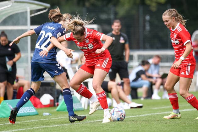 Cologne, Germany, 28 08 2022 Sandra Walbeck 1 FC Cologne U20 Women and Daphina Redzepi Bayern Munich 2 Women in a duel , during the match of the 2 Women Bundesliga between 1 FC Cologne U20 Women and FC Bayern Munich 2 Women at RheinEnergieSportpark on pitch 7 on 28 August 2022 in Cologne RheinEnergieSportpark Nordrhein Westfalen Germany Copyright: xOliverxKaelkex