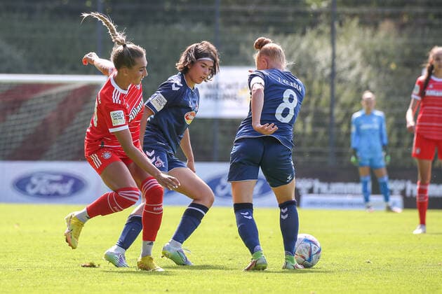 Cologne, Germany, 28 08 2022 Merita Gashi Bayern Munich 2 Ladies , Olesja Arslan 1 FC Cologne U20 Ladies and Laura Vogt 1 FC Cologne U20 Ladies in a duel , during the match of the 2 Women Bundesliga between 1 FC Cologne U20 Ladies and FC Bayern Munich 2 Ladies at RheinEnergieSportpark on pitch 7 on 28 August 2022 in Cologne RheinEnergieSportpark North Rhine Westphalia Germany Copyright: xOliverxKaelkex