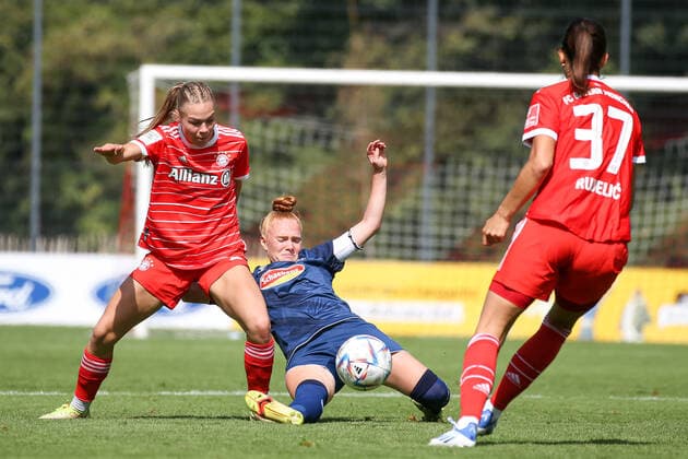 Cologne, Germany, 28 08 2022 Nike Herrmann Bayern Munich 2 Ladies and Laura Vogt 1 FC Cologne U20 Ladies in a duel , during the match of the 2 Women Bundesliga between 1 FC Cologne U20 Ladies and FC Bayern Munich 2 Ladies at RheinEnergieSportpark on pitch 7 on 28 August 2022 in Cologne RheinEnergieSportpark North Rhine Westphalia Germany Copyright: xOliverxKaelkex