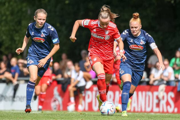 Cologne, Germany, 28 08 2022 Sandra Walbeck 1 FC Cologne U20 Women , Franziska Kett FC Bayern Munich 2 Women and Laura Vogt 1 FC Cologne U20 Women in a duel , during the match of the 2 Women Bundesliga between 1 FC Cologne U20 Women and FC Bayern Munich 2 Women at RheinEnergieSportpark on pitch 7 on 28 August 2022 in Cologne RheinEnergieSportpark North Rhine Westphalia Germany Copyright: xOliverxKaelkex