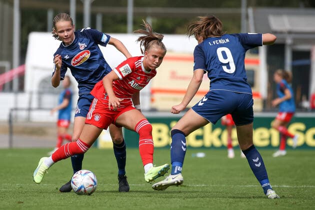 Cologne, Germany, 28 08 2022 Sandra Walbeck 1 FC Cologne U20 Ladies , Laura Gloning Bayern Munich 2 Ladies and Daria Collas 1 FC Cologne U20 Ladies in a duel , during the match of the 2 Women Bundesliga between 1 FC Cologne U20 Ladies and FC Bayern Munich 2 Ladies at RheinEnergieSportpark on pitch 7 on 28 August 2022 in Cologne RheinEnergieSportpark North Rhine Westphalia Germany Copyright: xOliverxKaelkex