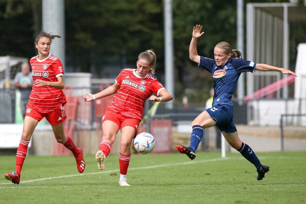 Cologne, Germany, 28 08 2022 Daphina Redzepi Bayern Munich 2 Ladies and Sandra Walbeck 1 FC Cologne U20 Ladies in a duel , during the match of the 2 Women Bundesliga between 1 FC Cologne U20 Ladies and FC Bayern Munich 2 Ladies at RheinEnergieSportpark on pitch 7 on 28 August 2022 in Cologne RheinEnergieSportpark Nordrhein Westfalen Germany Copyright: xOliverxKaelkex