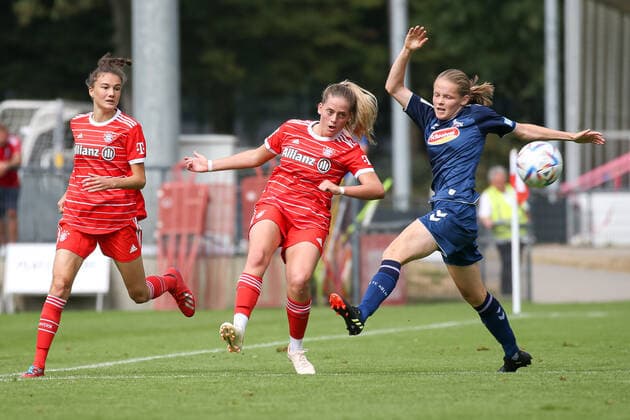 Cologne, Germany, 28 08 2022 Daphina Redzepi Bayern Munich 2 Ladies and Sandra Walbeck 1 FC Cologne U20 Ladies in a duel , during the match of the 2 Women Bundesliga between 1 FC Cologne U20 Ladies and FC Bayern Munich 2 Ladies at RheinEnergieSportpark on pitch 7 on 28 August 2022 in Cologne RheinEnergieSportpark Nordrhein Westfalen Germany Copyright: xOliverxKaelkex