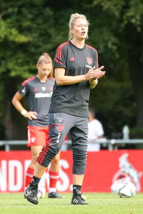 Cologne, Germany, 28 08 2022 Co coach Mona Budnick Bayern Munich 2 ladies gestures, gestures , during the match of the 2 women Bundesliga between 1 FC Cologne U20 ladies and FC Bayern Munich 2 ladies at RheinEnergieSportpark on pitch 7 on 28 August 2022 in Cologne RheinEnergieSportpark North Rhine Westphalia Germany Copyright: xOliverxKaelkex