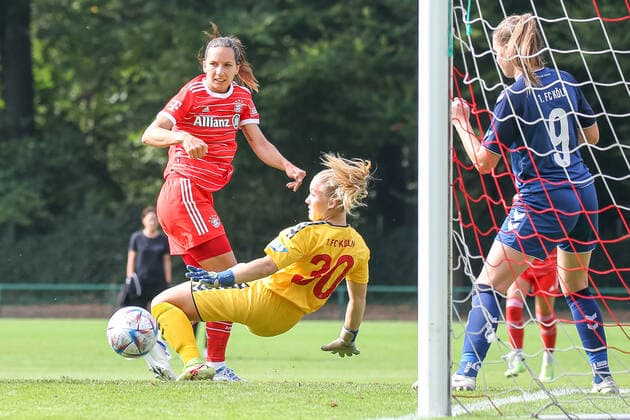 Cologne, Germany, 28 08 2022 Ivana Rudelic FC Bayern Munich 2 ladies and goalkeeper Greta Trete 1 FC Cologne U20 ladies in a duel , during the match of the 2 Women Bundesliga between 1 FC Cologne U20 ladies and FC Bayern Munich 2 ladies at RheinEnergieSportpark on pitch 7 on 28 August 2022 in Cologne RheinEnergieSportpark North Rhine Westphalia Germany Copyright: xOliverxKaelkex