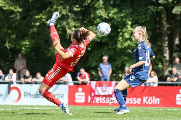 Cologne, Germany, 28 08 2022 Ivana Rudelic FC Bayern Munich 2 ladies in action, on the ball, individual action, overhead kick , during the match of the 2 Women Bundesliga between 1 FC Cologne U20 ladies and FC Bayern Munich 2 ladies at RheinEnergieSportpark on pitch 7 on 28 August 2022 in Cologne RheinEnergieSportpark North Rhine Westphalia Germany Copyright: xOliverxKaelkex