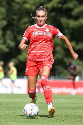 Cologne, Germany, 28 08 2022 Jana Kappes Bayern Munich 2 Ladies in action, on the ball, individual action , during the match of the 2 Women Bundesliga between 1 FC Cologne U20 Ladies and FC Bayern Munich 2 Ladies at RheinEnergieSportpark on pitch 7 on 28 August 2022 in Cologne RheinEnergieSportpark North Rhine Westphalia Germany Copyright: xOliverxKaelkex