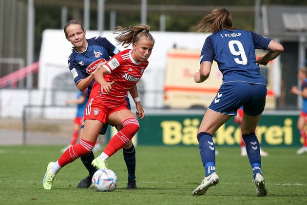 Cologne, Germany, 28 08 2022 Sandra Walbeck 1 FC Cologne U20 Ladies , Laura Gloning Bayern Munich 2 Ladies and Daria Collas 1 FC Cologne U20 Ladies in a duel , during the match of the 2 Women Bundesliga between 1 FC Cologne U20 Ladies and FC Bayern Munich 2 Ladies at RheinEnergieSportpark on pitch 7 on 28 August 2022 in Cologne RheinEnergieSportpark North Rhine Westphalia Germany Copyright: xOliverxKaelkex