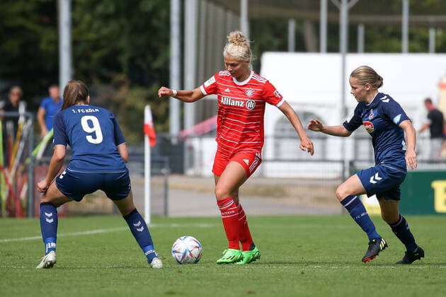 Cologne, Germany, 28 08 2022 Daria Collas 1 FC Cologne U20 Women , Fiona Gaißer Bayern Munich 2 Women and Sandra Walbeck 1 FC Cologne U20 Women in a duel , during the match of the 2 Women Bundesliga between 1 FC Cologne U20 Women and FC Bayern Munich 2 Women at RheinEnergieSportpark on pitch 7 on 28 August 2022 in Cologne RheinEnergieSportpark North Rhine Westphalia Germany Copyright: xOliverxKaelkex