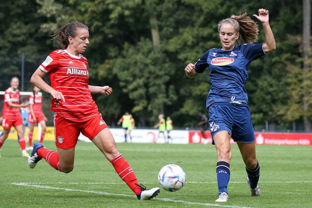 Cologne, Germany, 28 08 2022 Stefanie Reischmann FC Bayern Munich 2 ladies and Carleen Niesler 1 FC Cologne U20 ladies in a duel , during the match of the 2 Women Bundesliga between 1 FC Cologne U20 ladies and FC Bayern Munich 2 ladies at RheinEnergieSportpark on pitch 7 on 28 August 2022 in Cologne RheinEnergieSportpark Nordrhein Westfalen Germany Copyright: xOliverxKaelkex