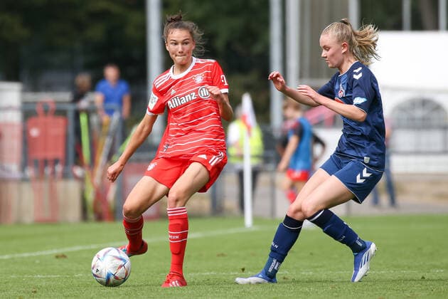 Cologne, Germany, 28 08 2022 Antonia Dehm Bayern Munich 2 Ladies and Carlotta Imping 1 FC Cologne U20 Ladies in a duel , during the match of the 2 Women Bundesliga between 1 FC Cologne U20 Ladies and FC Bayern Munich 2 Ladies at RheinEnergieSportpark on pitch 7 on 28 August 2022 in Cologne RheinEnergieSportpark North Rhine Westphalia Germany Copyright: xOliverxKaelkex