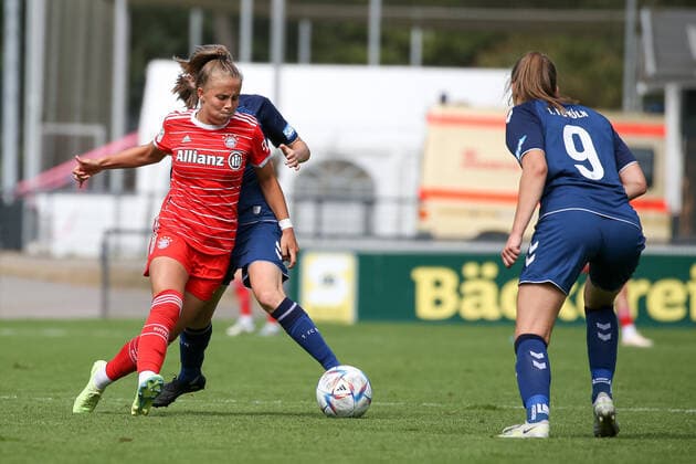 Cologne, Germany, 28 08 2022 Laura Gloning Bayern Munich 2 Ladies and Sandra Walbeck 1 FC Cologne U20 Ladies in a duel , during the match of the 2 Women Bundesliga between 1 FC Cologne U20 Ladies and FC Bayern Munich 2 Ladies at RheinEnergieSportpark on pitch 7 on 28 August 2022 in Cologne RheinEnergieSportpark North Rhine Westphalia Germany Copyright: xOliverxKaelkex