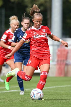 Cologne, Germany, 28 08 2022 Laura Gloning Bayern Munich 2 Ladies in action, on the ball, individual action , during the match of the 2 Women Bundesliga between 1 FC Cologne U20 Ladies and FC Bayern Munich 2 Ladies at RheinEnergieSportpark on pitch 7 on 28 August 2022 in Cologne RheinEnergieSportpark North Rhine Westphalia Germany Copyright: xOliverxKaelkex