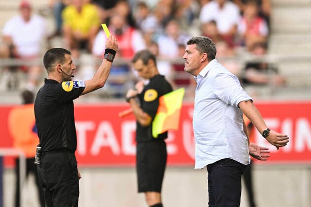 Sport Themen der Woche KW34 Sport Bilder des Tages carton jaune pour Oscar Garcia - entraineur (Reims) de Jeremy Stinat - arbitre FOOTBALL : Reims vs Lyon - Ligue1 - 28 08 2022 JBAutissier Panoramic 